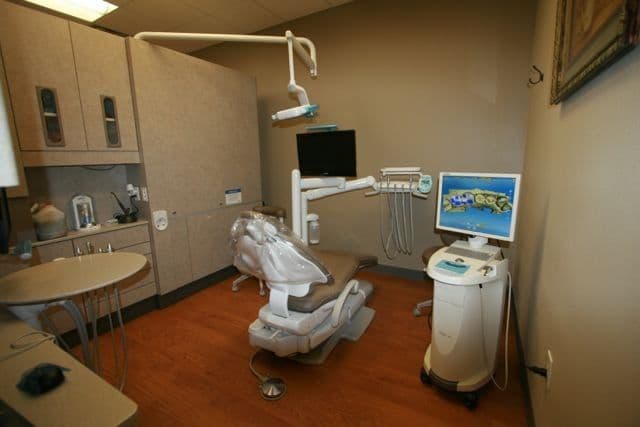 Dental treatment operatory (low-resolution source photo)