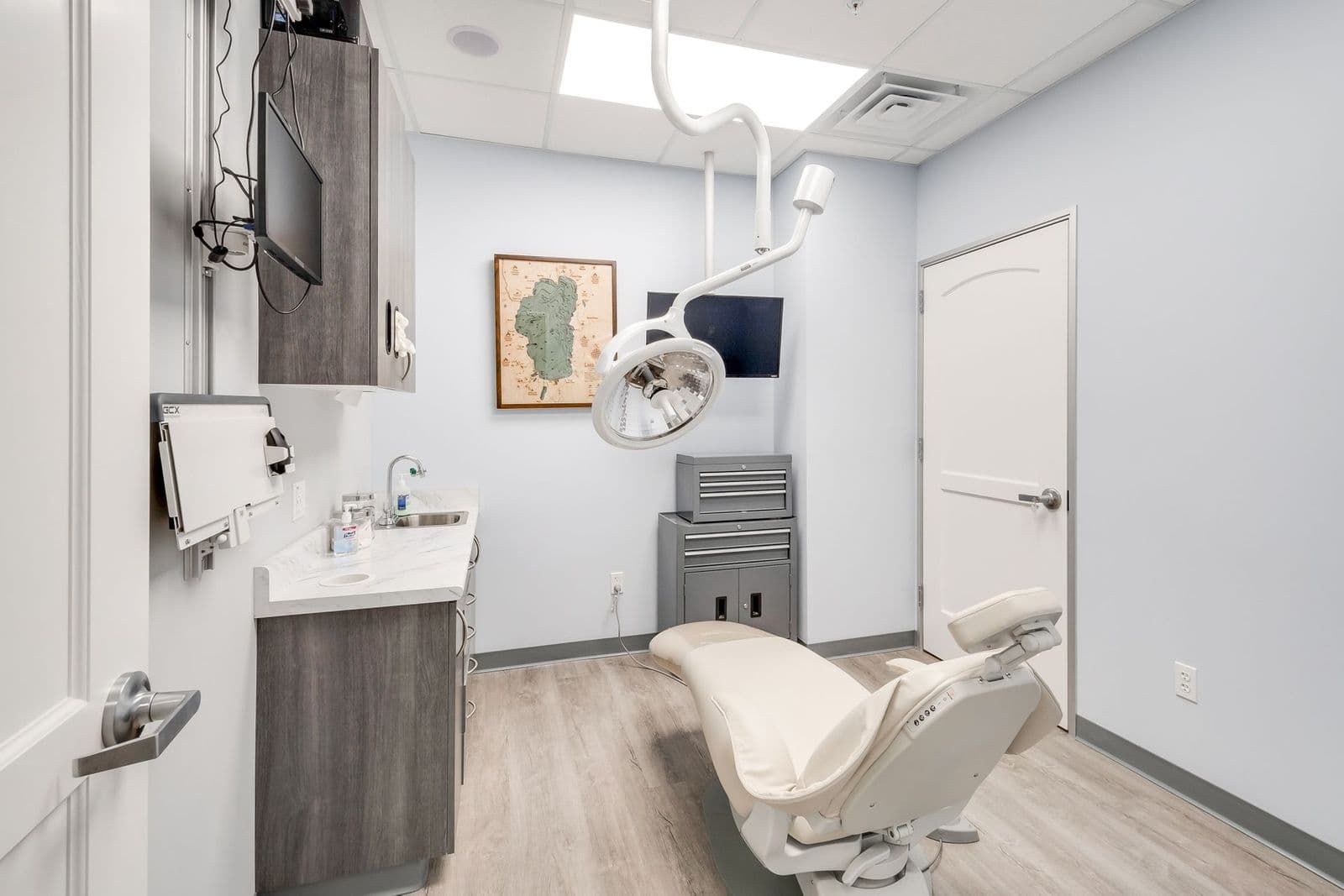 Treatment operatory with overhead light and built-in cabinetry