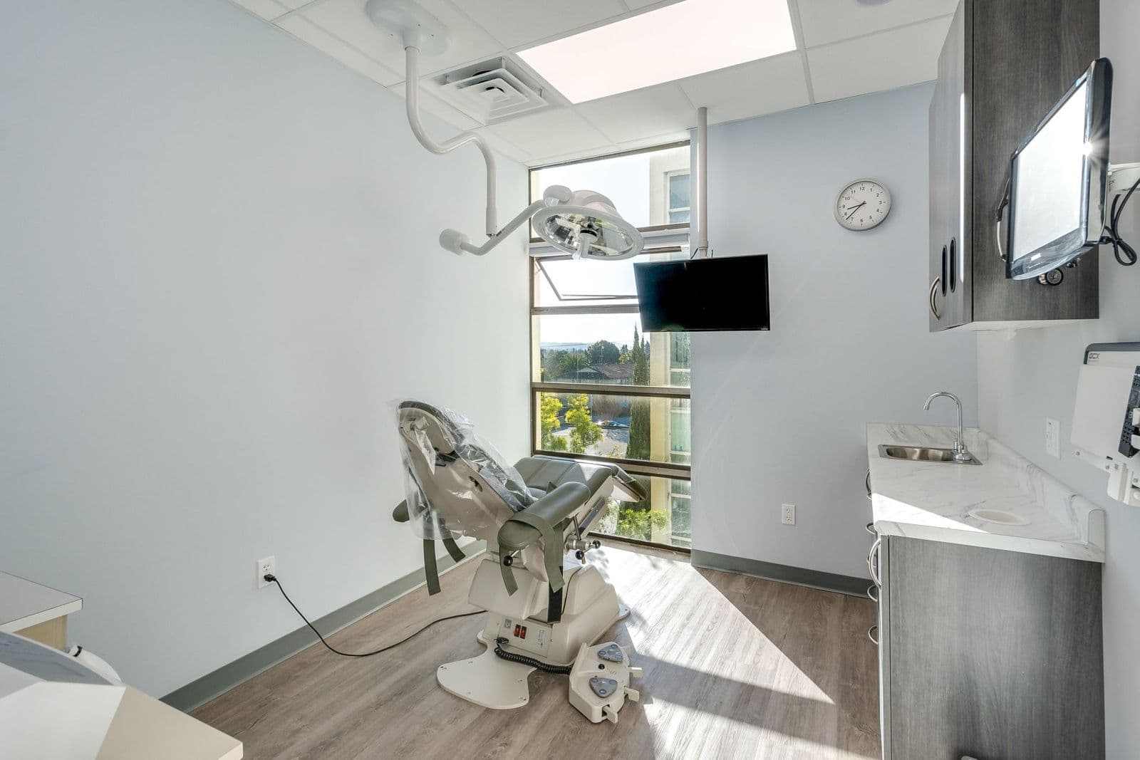 Surgical operatory with window light